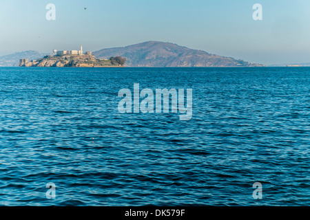 Alcatraz Insel mit Zuchthaus Gebäuden wie gesehen vom Pier 39, San Francisco, Kalifornien, USA. Stockfoto