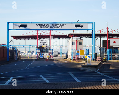 Der Fracht-Eingang zu Portsmouth kontinentalen Fährhafen, England, Hampshire Stockfoto