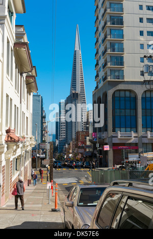 Straßenszene von San Francisco Chinatown mit Vue Sur Pyramide Turm an der Grant Avenue im Hintergrund. Stockfoto