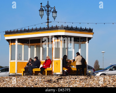 Menschen ruht in einem Tierheim auf Southsea direkt am Meer an einem kalten Tag, Portsmouth, England Stockfoto