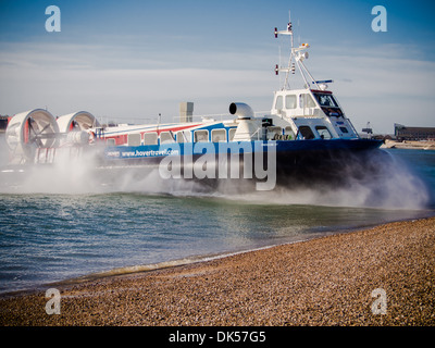 Das Hovercraft Hovertravel zwischen Portsmouth (Southsea) und der Isle Of Wight (Ryde) Stockfoto