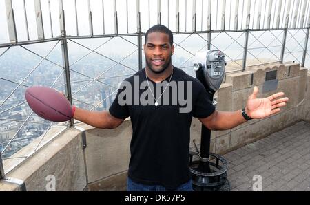 25. April 2011 - Manhattan, New York, USA - ehemalige Oklahoma University Runningback und Top 2011 NFL Draft Aussicht DEMARCO MURRAY besucht das Empire State Building vor Donnerstag Entwurf. (Bild Kredit: Bryan Smith/ZUMAPRESS.com ©) Stockfoto