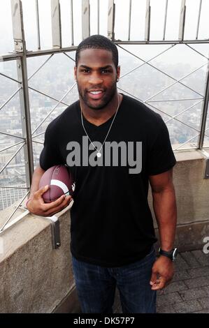 25. April 2011 - Manhattan, New York, USA - ehemalige Oklahoma University Runningback und Top 2011 NFL Draft Aussicht DEMARCO MURRAY besucht das Empire State Building vor Donnerstag Entwurf. (Bild Kredit: Bryan Smith/ZUMAPRESS.com ©) Stockfoto