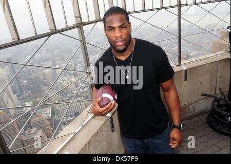 25. April 2011 - Manhattan, New York, USA - ehemalige Oklahoma University Runningback und Top 2011 NFL Draft Aussicht DEMARCO MURRAY besucht das Empire State Building vor Donnerstag Entwurf. (Bild Kredit: Bryan Smith/ZUMAPRESS.com ©) Stockfoto