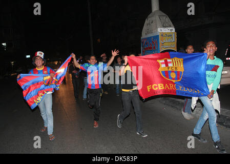 27. April 2011 - Gaza-Stadt, Gaza-Streifen - Palästinenser Jugendliche feiern den Sieg des spanischen Teams Barcelona. Barcelona feiert ihren Sieg nach die spanischen La Liga-Fußball-Spiel Real Madrid Agalinst mit zwei Toren. (Bild Kredit: Mohammed Asad/apaimages/ZUMApress.com ©) Stockfoto