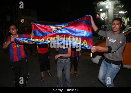 27. April 2011 - Gaza-Stadt, Gaza-Streifen - Palästinenser Jugendliche feiern den Sieg des spanischen Teams Barcelona. Barcelona feiert ihren Sieg nach die spanischen La Liga-Fußball-Spiel Real Madrid Agalinst mit zwei Toren. (Bild Kredit: Mohammed Asad/apaimages/ZUMApress.com ©) Stockfoto