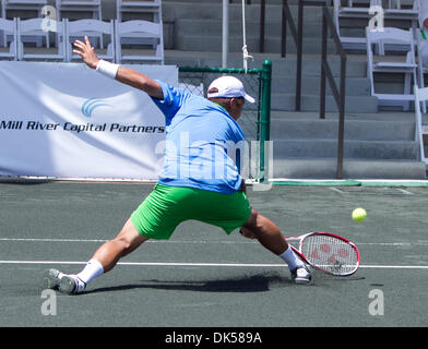 27. April 2011 - Sarasota, Florida, USA - LONGBOAT KEY, FL - April 25: GO SOEDA (JPN) verliert in drei Sätzen, Frank Dancevic (CAN) 62, 36,16. (Kredit-Bild: © Andrew Patron/ZUMAPRESS.com) Stockfoto