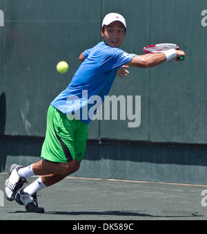 27. April 2011 - Sarasota, Florida, USA - LONGBOAT KEY, FL - April 25: GO SOEDA (JPN) verliert in drei Sätzen, Frank Dancevic (CAN) 62, 36,16. (Kredit-Bild: © Andrew Patron/ZUMAPRESS.com) Stockfoto