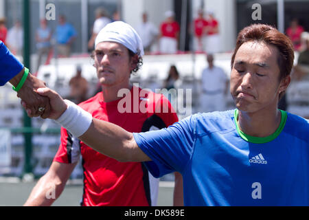 27. April 2011 - Sarasota, Florida, USA - LONGBOAT KEY, FL - April 25: GO SOEDA (JPN) verliert in drei Sätzen, Frank Dancevic (CAN) 62, 36,16. (Kredit-Bild: © Andrew Patron/ZUMAPRESS.com) Stockfoto