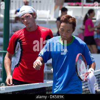 27. April 2011 - Sarasota, Florida, USA - LONGBOAT KEY, FL - April 25: GO SOEDA (JPN) verliert in drei Sätzen, Frank Dancevic (CAN) 62, 36,16. (Kredit-Bild: © Andrew Patron/ZUMAPRESS.com) Stockfoto