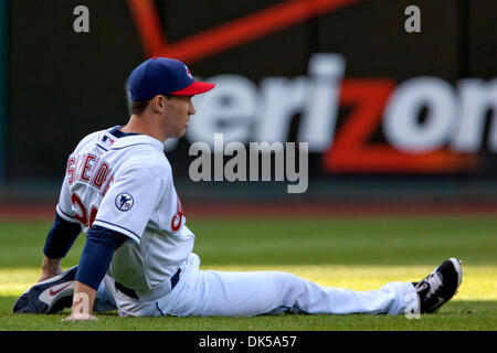 29. April 2011 - Cleveland, Ohio, USA - Cleveland Center Fielder Grady Sizemore (24) wärmt vor dem Spiel gegen Detroit an Progressive Field in Cleveland, Ohio. (Kredit-Bild: © Frank Jansky/Southcreek Global/ZUMAPRESS.com) Stockfoto