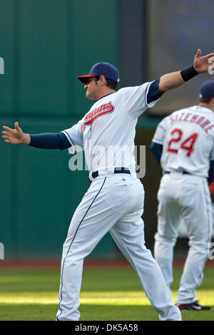 29. April 2011 - Cleveland, Ohio, USA - Cleveland First Baseman Matt LaPorta (7) wärmt vor dem Spiel gegen Detroit an Progressive Field in Cleveland, Ohio. (Kredit-Bild: © Frank Jansky/Southcreek Global/ZUMAPRESS.com) Stockfoto