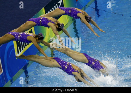 20. Juli 2011 freier Wettbewerb am Tag 5 des FINA-Weltmeisterschaften in Shanghai - Shanghai, China - die chinesische Synchronschwimmen Team in der Vorrunde des Teams führt. (Kredit-Bild: © Jeremy Breningstall/ZUMAPRESS.com) Stockfoto