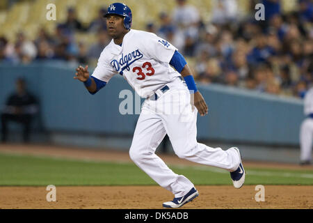 29. April 2011 links - Los Angeles, California, Vereinigte Staaten von Amerika - Los Angeles Dodgers Fielder Marcus Thames (33) Pausen zum zweiten Base während eines Spiels zwischen nationalen Liga West Rivalen, San Diego Padres und die Los Angeles Dodgers im Dodger Stadium. (Kredit-Bild: © Tony Leon/Southcreek Global/ZUMAPRESS.com) Stockfoto