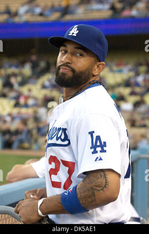 29. April 2011 erwartet - Los Angeles, California, Vereinigte Staaten von Amerika - Los Angeles Dodgers Center Fielder Matt Kemp (27) mit Spannung auf um das Feld, vor dem Start des Spiels zwischen nationalen Liga West Rivalen, San Diego Padres und die Los Angeles Dodgers im Dodger Stadium zu nehmen. (Kredit-Bild: © Tony Leon/Southcreek Global/ZUMAPRESS.com) Stockfoto