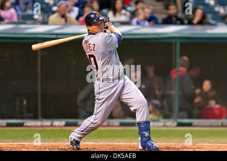 29. April 2011 - Cleveland, Ohio, USA - Detroit Designater Hitter Magglio Ordóñez (30) Singles nach rechts während der fünften Inning gegen Cleveland.  Die Cleveland Indians versammelt, um die Detroit Tigers 9-5 an Progressive Field in Cleveland, Ohio zu besiegen. (Kredit-Bild: © Frank Jansky/Southcreek Global/ZUMAPRESS.com) Stockfoto