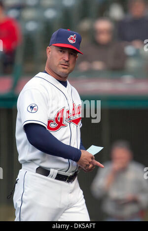 29. April 2011 - Cleveland, Ohio, USA - Cleveland Manager Manny Acta (11) vor dem Spiel gegen Detroit.  Die Cleveland Indians versammelt, um die Detroit Tigers 9-5 an Progressive Field in Cleveland, Ohio zu besiegen. (Kredit-Bild: © Frank Jansky/Southcreek Global/ZUMAPRESS.com) Stockfoto