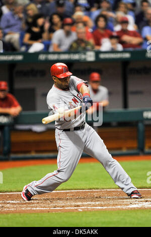 29. April 2011 - schlagen St. Petersburg, Florida, Vereinigte Staaten von Amerika - St. Petersburg, FL, USA - Los Angeles Angels linker Feldspieler Vernon Wells (10) at bat während der Spielaktion als die Los Angeles Angels die Tampa Bay Rays 8-5 im Tropicana Field in St. Petersburg, Florida. (Bild Kredit: Â © Scott Kelby/Southcreek Global) (Kredit-Bild: © Scott Kelby/Southcreek Global/ZUMAPRESS.com) Stockfoto