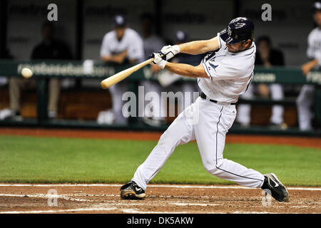 29. April 2011 - St. Petersburg, Florida, Vereinigte Staaten von Amerika - St. Petersburg, FL, USA - Tampa Bay Rays Catcher John Jaso (28) nach rechts während der Spielaktion verdoppelt, wie die Los Angeles Angels die Tampa Bay Rays 8-5 im Tropicana Field in St. Petersburg, Florida schlagen. (Bild Kredit: Â © Scott Kelby/Southcreek Global) (Kredit-Bild: © Scott Kelby/Southcreek Global/ZUMAPRESS.com) Stockfoto