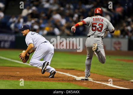 29. April 2011 - wird St. Petersburg, Florida, Vereinigte Staaten von Amerika - St. Petersburg, FL, USA - Tampa Bay Rays erster Basisspieler Casey Kotchman (11) den Ball als Los Angeles Angels Designated Hitter, was Bobby Abreu (53) am ersten während der Spielaktion sicher ist, wie die Los Angeles Angels die Tampa Bay Rays 8-5 im Tropicana Field in St. Petersburg, Florida schlagen. (Kredit-Bild: © Scott Kelby Stockfoto