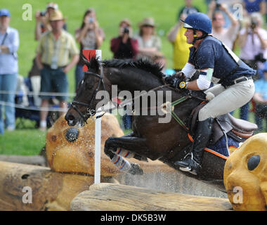 30. April 2011 - Lexington, Kentucky, USA - Michael Pollard(USA), im Wettbewerb auf wunderbare wird während des Cross Country-Tests beim Rolex 3 Tage 4-Sterne-Event in der Kentucky Horse Park in Lexington, Kentucky am 30. April 2011. (Kredit-Bild: © Scott Serio/Eclipse/ZUMAPRESS.com) Stockfoto