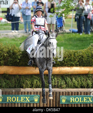 30. April 2011 - Lexington, Kentucky, USA - Mary King(GBR), im Wettbewerb auf FERNHILL URCO während des Cross Country-Tests beim Rolex 3 Tage 4-Sterne-Event in der Kentucky Horse Park in Lexington, Kentucky am 30. April 2011. (Kredit-Bild: © Scott Serio/Eclipse/ZUMAPRESS.com) Stockfoto