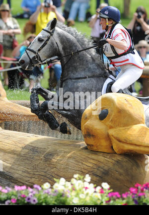 30. April 2011 - Lexington, Kentucky, USA - Mary King(GBR), im Wettbewerb auf FERNHILL URCO während des Cross Country-Tests beim Rolex 3 Tage 4-Sterne-Event in der Kentucky Horse Park in Lexington, Kentucky am 30. April 2011. (Kredit-Bild: © Scott Serio/Eclipse/ZUMAPRESS.com) Stockfoto