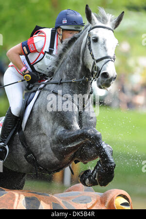 30. April 2011 - Lexington, Kentucky, USA - Mary King(GBR), im Wettbewerb auf FERNHILL URCO während des Cross Country-Tests beim Rolex 3 Tage 4-Sterne-Event in der Kentucky Horse Park in Lexington, Kentucky am 30. April 2011. (Kredit-Bild: © Scott Serio/Eclipse/ZUMAPRESS.com) Stockfoto