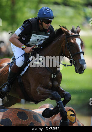 30. April 2011 - konkurrieren Lexington, Kentucky, USA - Clayton Fredericks(AUS) auf BE MY GUEST, während die Cross Country-Test beim Rolex 3 Tage 4-Sterne-Event in der Kentucky Horse Park in Lexington, Kentucky am 30. April 2011. (Kredit-Bild: © Scott Serio/Eclipse/ZUMAPRESS.com) Stockfoto