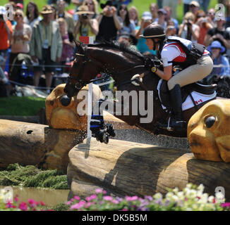 30. April 2011 - Lexington, Kentucky, USA - Rebecca Howard(CAN), im Wettbewerb auf Rätsel MASTER während des Cross Country-Tests beim Rolex 3 Tage 4-Sterne-Event in der Kentucky Horse Park in Lexington, Kentucky am 30. April 2011. (Kredit-Bild: © Scott Serio/Eclipse/ZUMAPRESS.com) Stockfoto