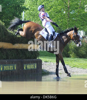 30. April 2011 - Lexington, Kentucky, USA - Mary King(USA) im Wettbewerb auf KINGS VERFÜHRERIN, während der Cross Country-Prüfung beim Rolex 3 Tage 4-Sterne-Event in der Kentucky Horse Park in Lexington, Kentucky am 30. April 2011. (Kredit-Bild: © Scott Serio/Eclipse/ZUMAPRESS.com) Stockfoto