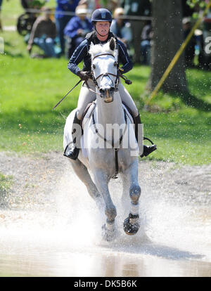 30. April 2011 - Lexington, Kentucky, USA - Kim Severson(USA), im Wettbewerb auf TIPPERARY LIADHNAN, während die Cross Country-Test beim Rolex 3 Tage 4-Sterne-Event in der Kentucky Horse Park in Lexington, Kentucky am 30. April 2011. (Kredit-Bild: © Scott Serio/Eclipse/ZUMAPRESS.com) Stockfoto