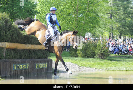 30. April 2011 - Lexington, Kentucky, USA - Phillip Dutton(USA), im Wettbewerb auf FERNHILL Adler, während die Cross Country-Test beim Rolex 3 Tage 4-Sterne-Event in der Kentucky Horse Park in Lexington, Kentucky am 30. April 2011. (Kredit-Bild: © Scott Serio/Eclipse/ZUMAPRESS.com) Stockfoto