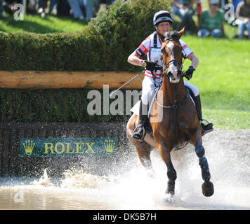 30. April 2011 - Lexington, Kentucky, USA - Mary King(USA) im Wettbewerb auf KINGS VERFÜHRERIN, während der Cross Country-Prüfung beim Rolex 3 Tage 4-Sterne-Event in der Kentucky Horse Park in Lexington, Kentucky am 30. April 2011. (Kredit-Bild: © Scott Serio/Eclipse/ZUMAPRESS.com) Stockfoto