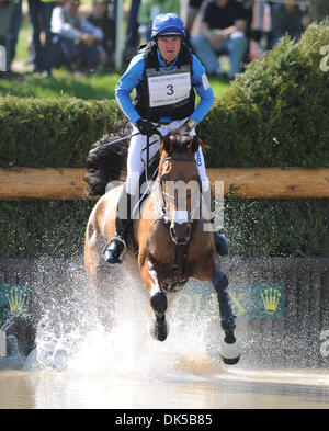 30. April 2011 - Lexington, Kentucky, USA - Phillip Dutton(USA), im Wettbewerb auf FERNHILL Adler, während die Cross Country-Test beim Rolex 3 Tage 4-Sterne-Event in der Kentucky Horse Park in Lexington, Kentucky am 30. April 2011. (Kredit-Bild: © Scott Serio/Eclipse/ZUMAPRESS.com) Stockfoto