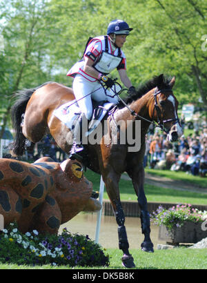 30. April 2011 - Lexington, Kentucky, USA - Mary King(USA) im Wettbewerb auf KINGS VERFÜHRERIN, während der Cross Country-Prüfung beim Rolex 3 Tage 4-Sterne-Event in der Kentucky Horse Park in Lexington, Kentucky am 30. April 2011. (Kredit-Bild: © Scott Serio/Eclipse/ZUMAPRESS.com) Stockfoto