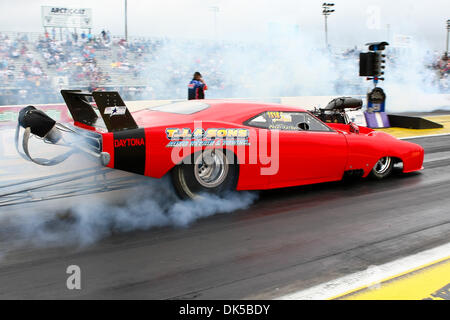 30. April 2011 - Baytown, Texas, USA - macht Peter Farber (1518) eine Qualifikation während der O'Reilly Auto Teile Frühjahr Staatsangehörige auf dem königlichen Purpur Raceway in Baytown, Texas zu übergeben. (Kredit-Bild: © Dan Wozniak/Southcreek Global/ZUMAPRESS.com) Stockfoto