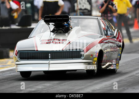 30. April 2011 - Baytown, Texas, USA - macht Danny Rowe (2) eine Qualifikation während der O'Reilly Auto Teile Frühjahr Staatsangehörige auf dem königlichen Purpur Raceway in Baytown, Texas zu übergeben. (Kredit-Bild: © Dan Wozniak/Southcreek Global/ZUMAPRESS.com) Stockfoto