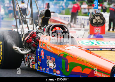 30. April 2011 - Baytown, Texas, USA - Top Alkohol Dragster (8) Duane Schilde Rennen während den O'Reilly Autoparts Frühling Nationals in Royal Purple Raceway Park in Baytown, TX. (Kredit-Bild: © Juan DeLeon/Southcreek Global/ZUMAPRESS.com) Stockfoto