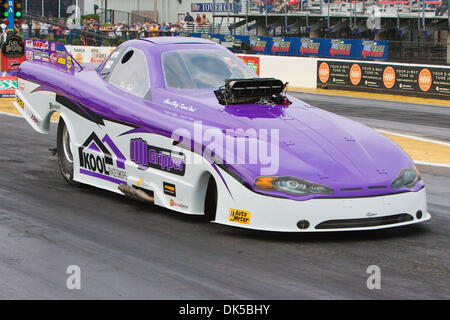 30. April 2011 - Baytown, Texas, USA - Top Alkohol Funny Car (562) Kris Hool Rennen während den O'Reilly Autoparts Frühling Nationals in königlichem Purpur Raceway Park in Baytown, TX. (Kredit-Bild: © Juan DeLeon/Southcreek Global/ZUMAPRESS.com) Stockfoto