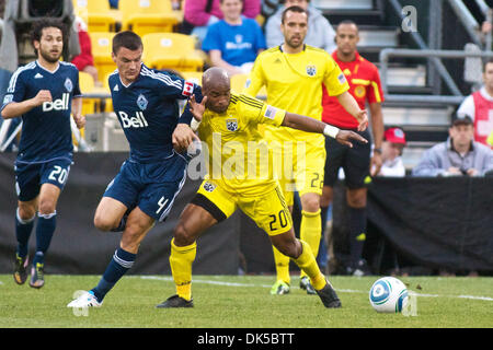 30. April 2011 - Columbus, Ohio, USA - Columbus Crew vorwärts Emilio Renteria (20) und Vancouver FC Verteidiger Alain Rochat (4) Kampf um den Ball während des Spiels zwischen Vancouver Whitecaps FC und Columbus Crew Stadium Crew, Columbus, Ohio. (Kredit-Bild: © Scott Stuart/Southcreek Global/ZUMAPRESS.com) Stockfoto