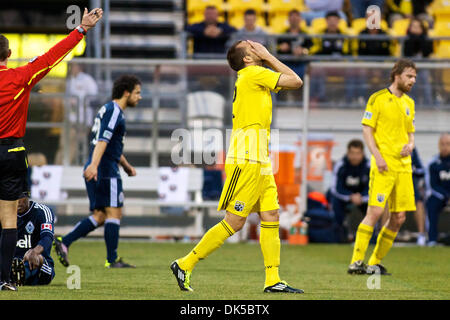 30. April 2011 - reagiert Columbus, Ohio, USA - Columbus Crew Verteidiger Rich Balchan (2) auf einen Anruf von Beamten in der ersten Hälfte des Spiels zwischen Vancouver Whitecaps FC und Columbus Crew Stadium Crew, Columbus, Ohio. (Kredit-Bild: © Scott Stuart/Southcreek Global/ZUMAPRESS.com) Stockfoto