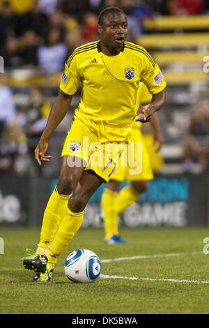 30. April 2011 - Columbus, Ohio, USA - Columbus Crew Mittelfeldspieler Emmanuel Ekpo (17) mit dem Ball in der zweiten Hälfte des Spiels zwischen Vancouver Whitecaps FC und Columbus Crew Stadium Crew, Columbus, Ohio.  Columbus besiegte Vancouver 2-1. (Kredit-Bild: © Scott Stuart/Southcreek Global/ZUMAPRESS.com) Stockfoto