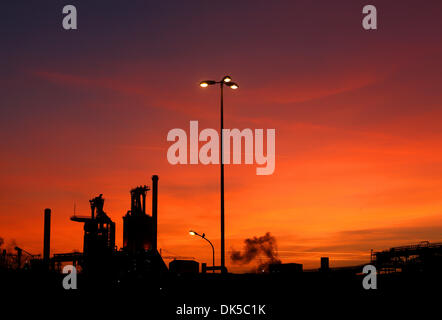 Duisburg, Deutschland. 2. Dezember 2013. Die Sonne geht hinter zwei Hochöfen der Stahlhersteller ThyssenKrupp in Duisburg, Deutschland, 2. Dezember 2013. Das Stahlunternehmen hatte den Verkauf eines Stahlwerks in den USA am 30. November 2013 angekündigt. Die Firma arge finanzielle Probleme geraten Schulden von 1,5 Milliarden Euro im Geschäftsjahr 2013. Foto: ROLAND WEIHRAUCH/Dpa/Alamy Live News Stockfoto