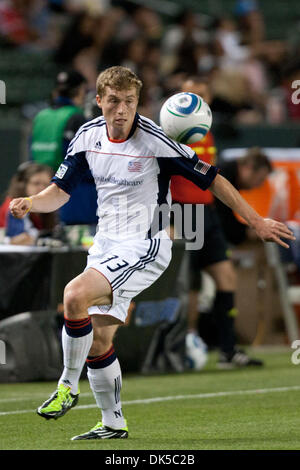 30. April 2011 - Carson, Kalifornien, USA - New England Revolution Mittelfeldspieler Zak Boggs #33 in Aktion während der Major League Soccer-Spiel zwischen den New England Revolution und Chivas USA im Home Depot Center. (Kredit-Bild: © Brandon Parry/Southcreek Global/ZUMAPRESS.com) Stockfoto