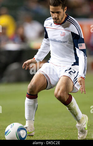 30. April 2011 - Carson, Kalifornien, USA - New England Revolution Mittelfeldspieler Benny Feilhaber #22 in Aktion während der Major League Soccer-Spiel zwischen den New England Revolution und Chivas USA im Home Depot Center. (Kredit-Bild: © Brandon Parry/Southcreek Global/ZUMAPRESS.com) Stockfoto