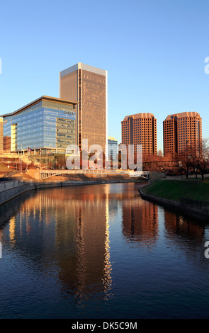 Richmond, Virginia. Downtown Wolkenkratzer "Reflexion in der James River und Kanawha Canal am späten Nachmittag Sonne. Stockfoto