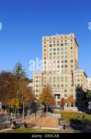 Asheville, North Carolina. Menschen in Pack Square Park Stockfoto