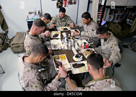 US-Marines mit 3. Bataillon, beten 7. Marineregiment Security Force Beraterteam, bevor sie genießen ihre Thanksgiving-Dinner 28. November 2013 in Delaram, Afghanistan. Stockfoto