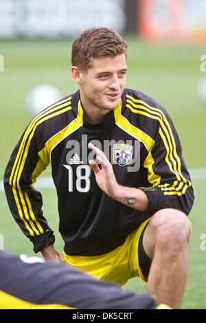 30. April 2011 - Columbus, Ohio, USA - Columbus Crew nach vorn Robbie Rogers (18) vor dem Spiel zwischen Vancouver Whitecaps FC und Columbus Crew Stadium Crew, Columbus, Ohio.  Columbus besiegte Vancouver 2-1. (Kredit-Bild: © Scott Stuart/Southcreek Global/ZUMAPRESS.com) Stockfoto